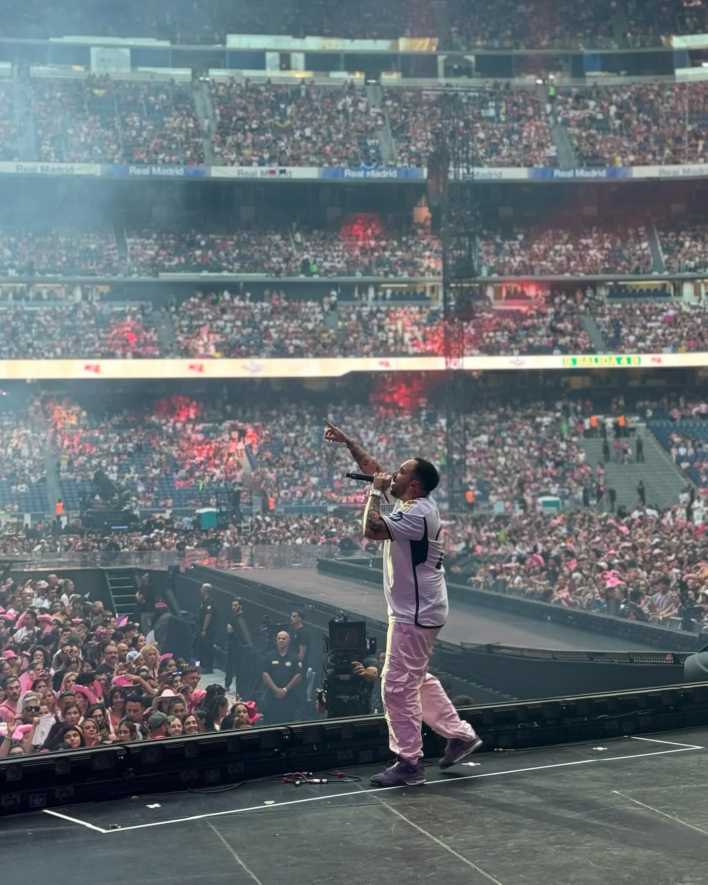 Félix Klain cantando ante el Santiago Bernabéu lleno
