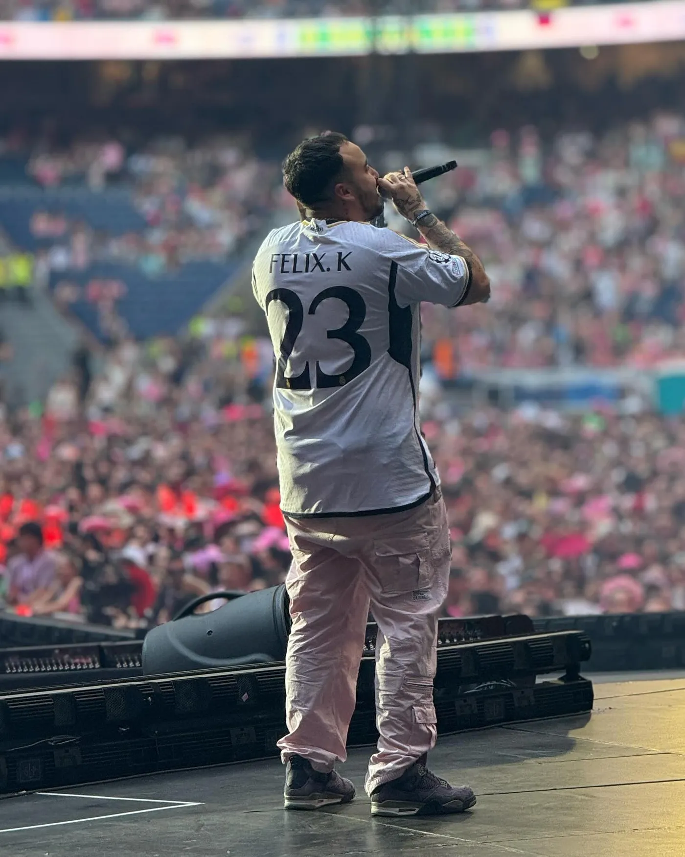 Félix Klain de espaldas con la camiseta del Real Madrid con su nombre y el 23