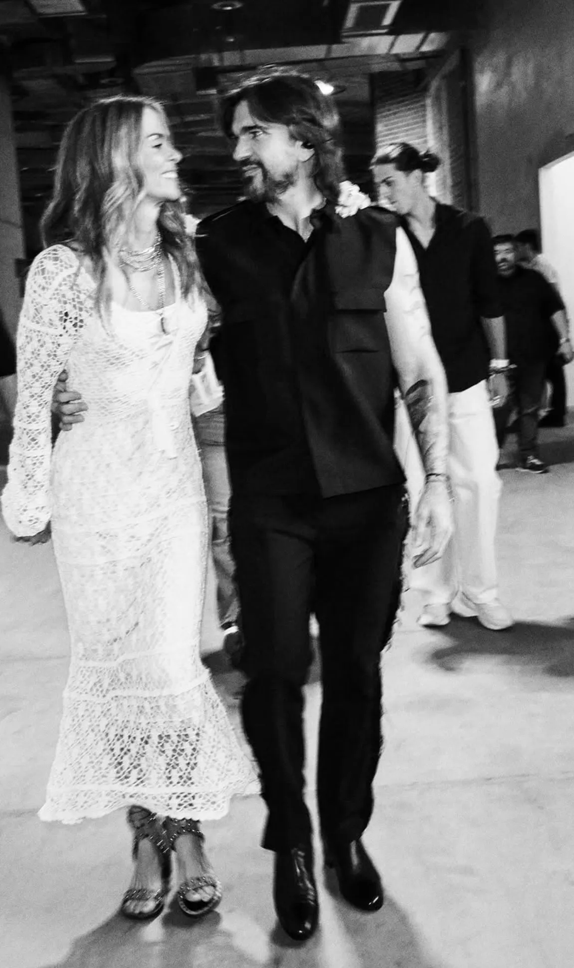 Juanes caminando por el backstage