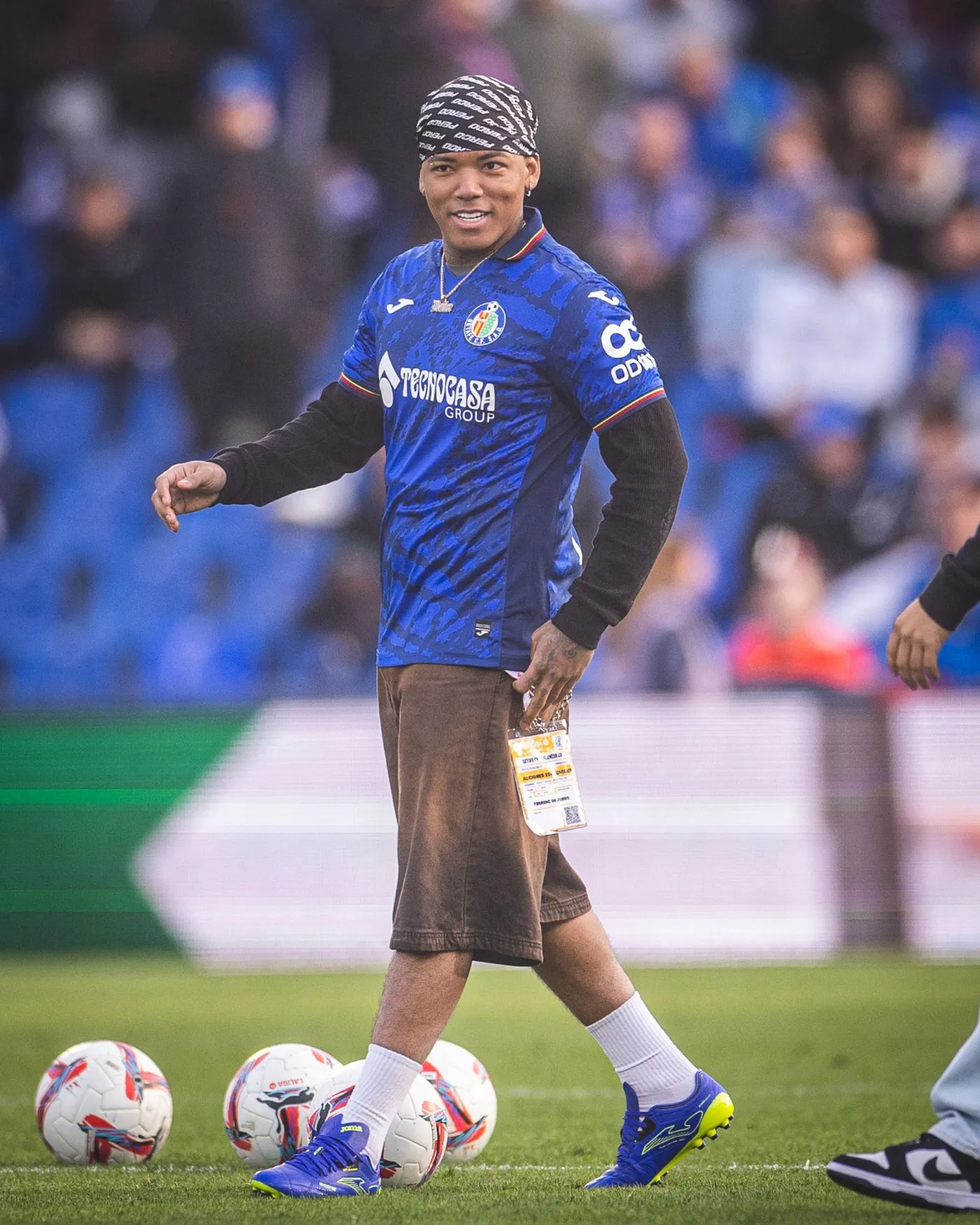 Maisak con la camiseta del Getafe sobre el césped del Coliseum