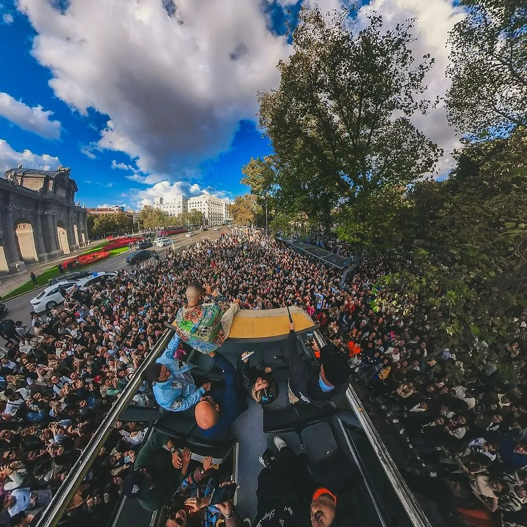 Maluma sobre un autobús descubierto ante una multitud junto a la Puerta de Alcalá