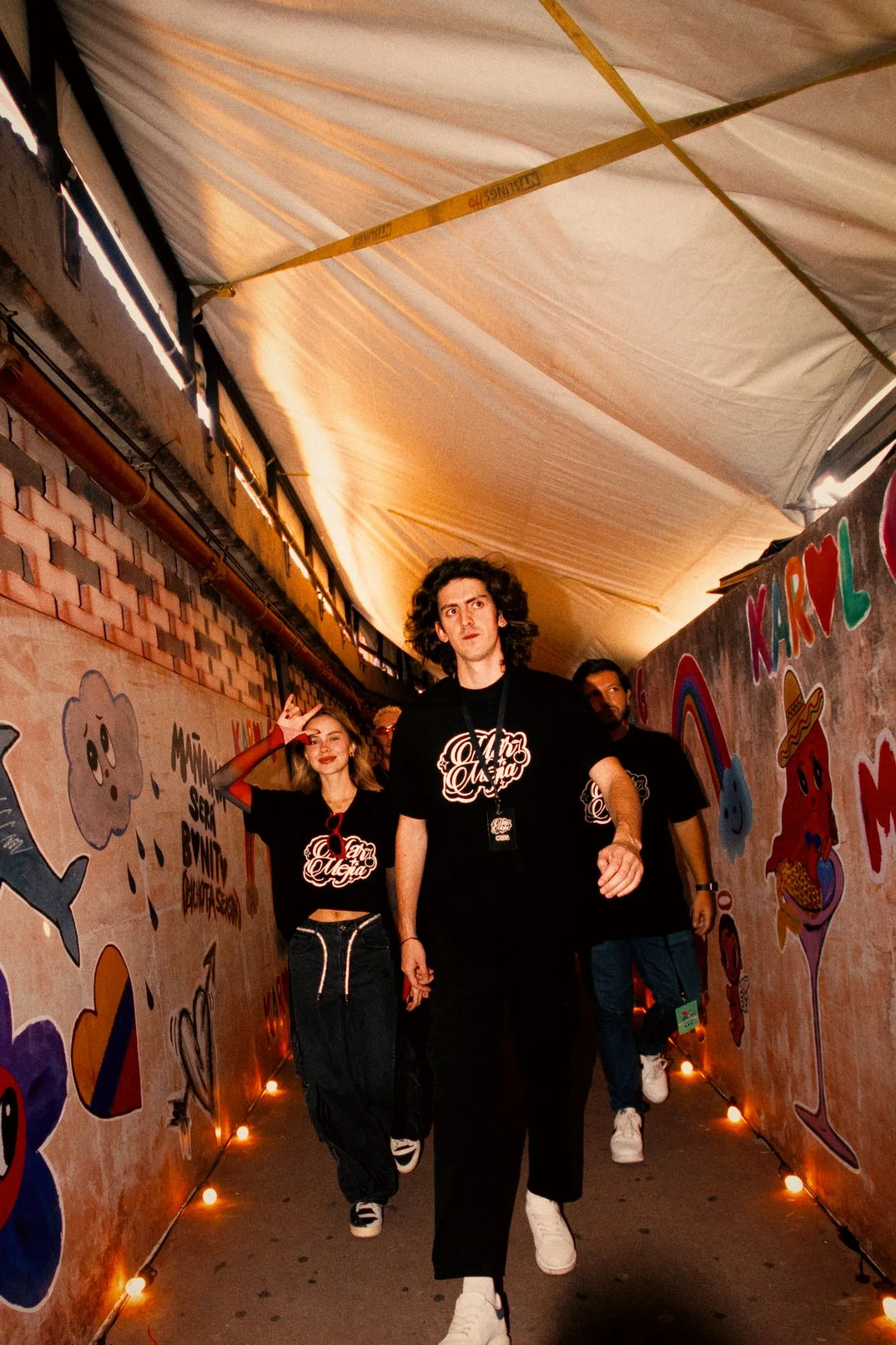 Miguel Candelaria y el equipo de Mar Mejía en el túnel de acceso al escenario