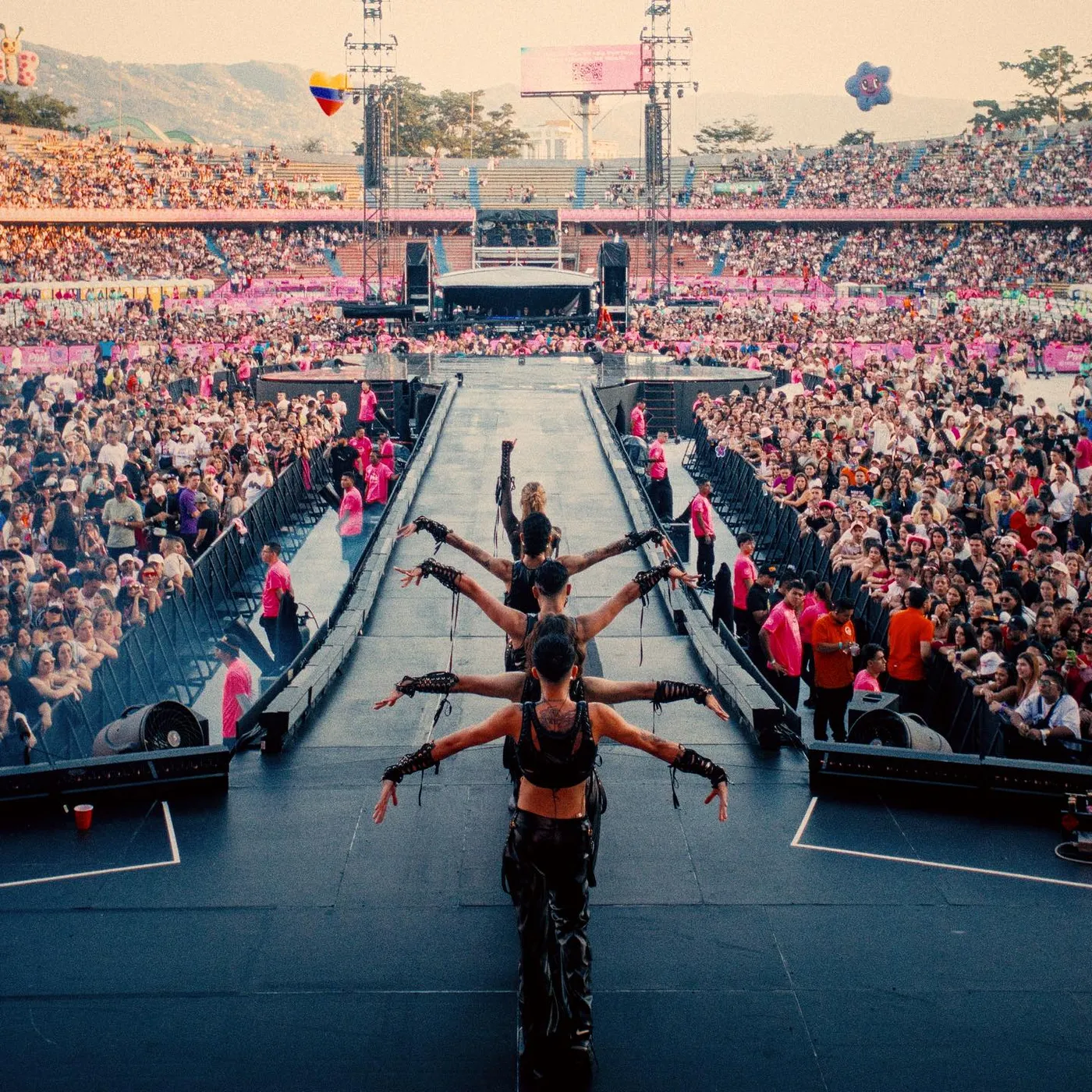 Bailarinas en la pasarela del escenario ante el Atanasio Girardot lleno