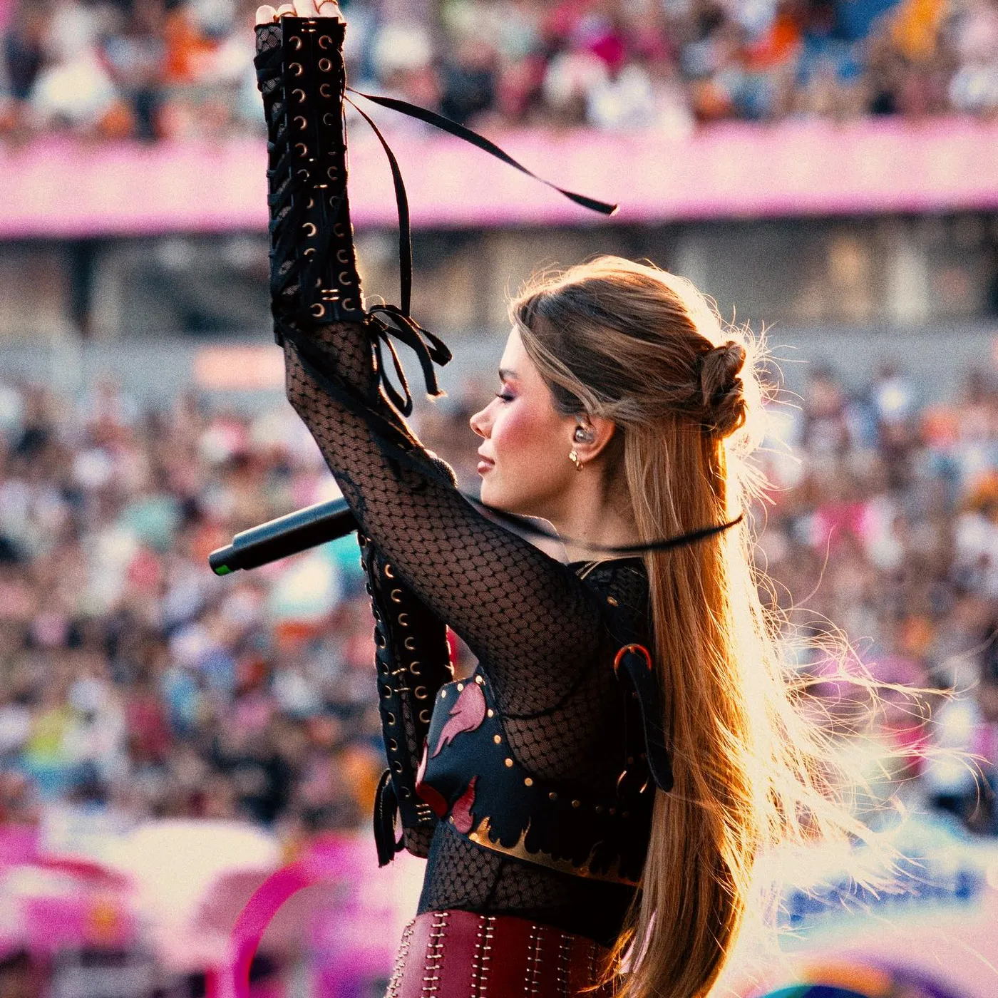 Mar Mejía cantando en el escenario