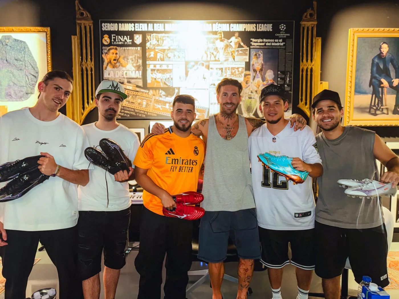 Sergio Ramos en el estudio junto a Miguel Candelaria y el equipo de Cibeles