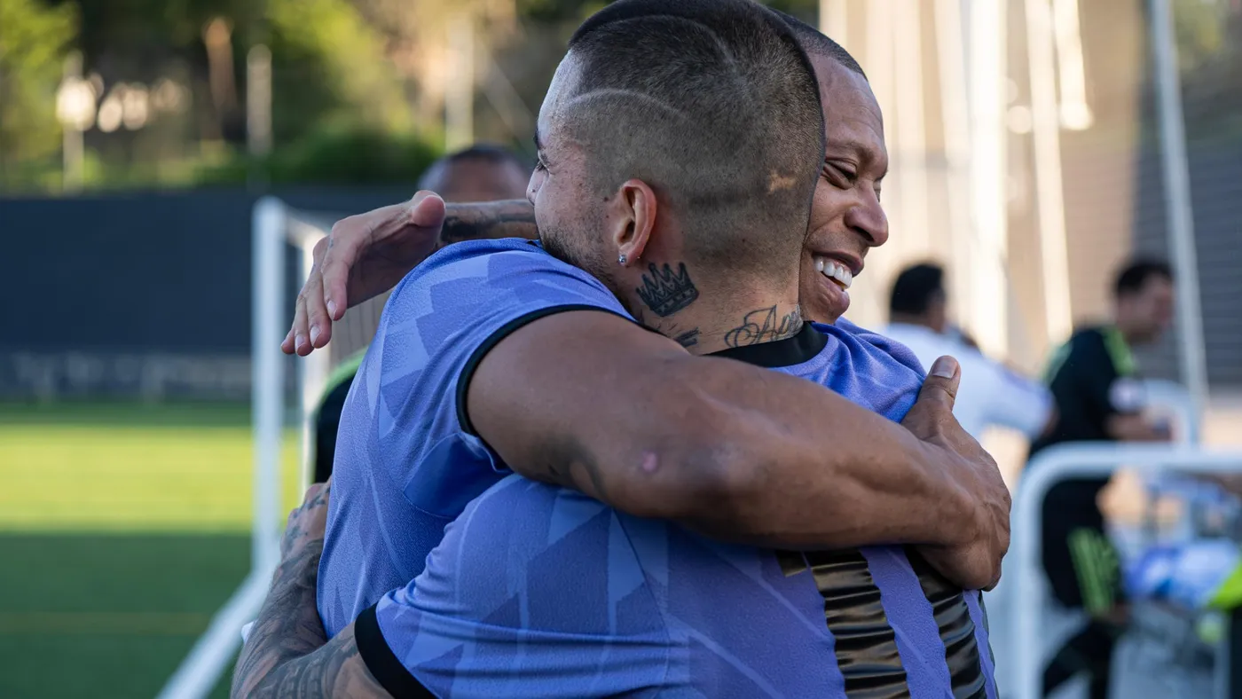Abrazo sobre el césped con la equipación del Real Madrid
