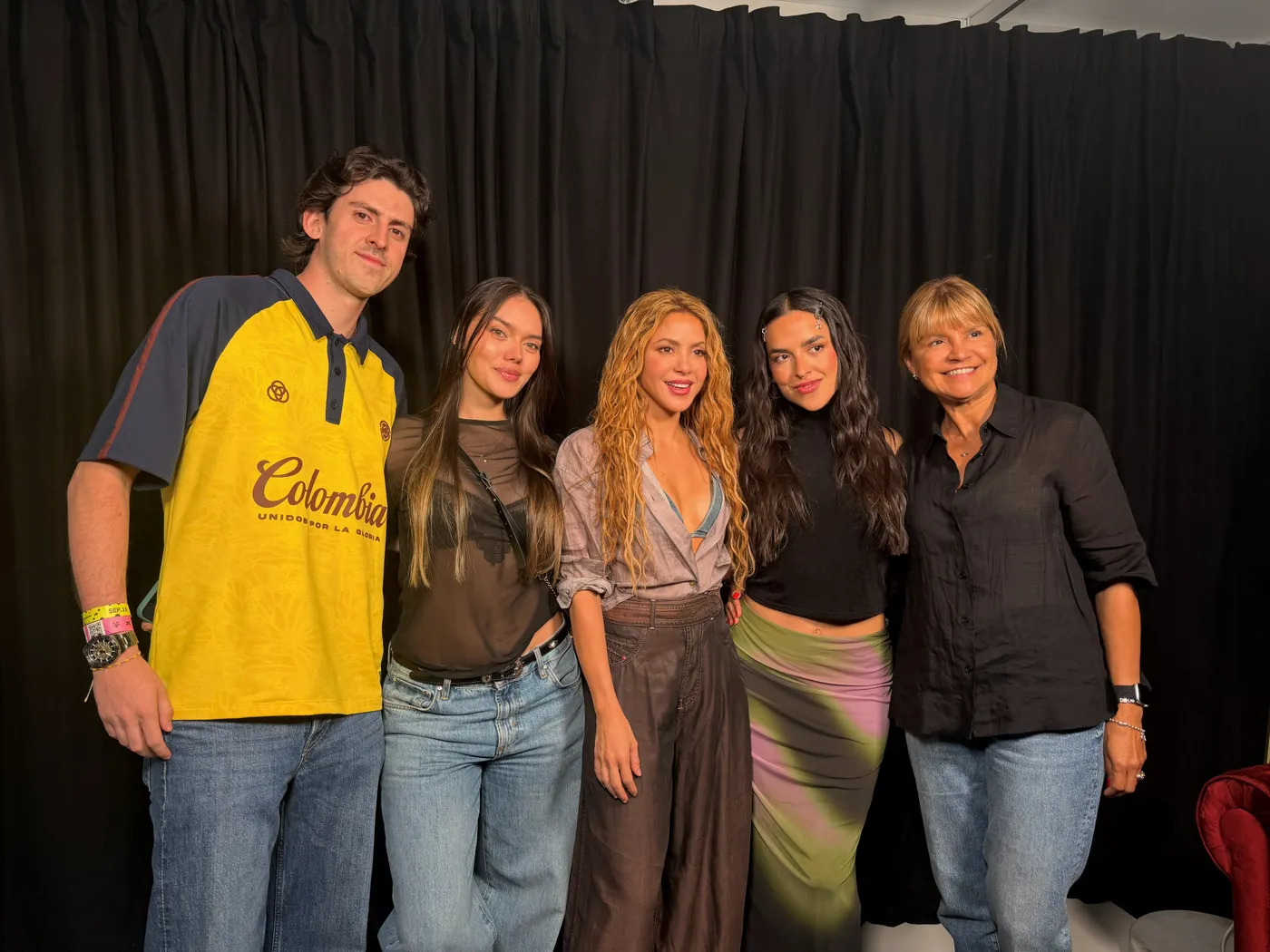Miguel Candelaria y Gale en el backstage junto a Shakira